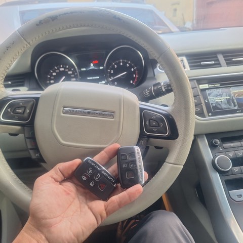 Chave original e cópia de Range Rover Evoque seguradas no interior do veículo após a duplicação.