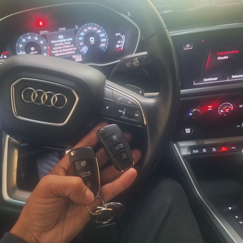 Par de chaves canivete de Audi com chip transponder codificado, seguradas no interior do veículo.